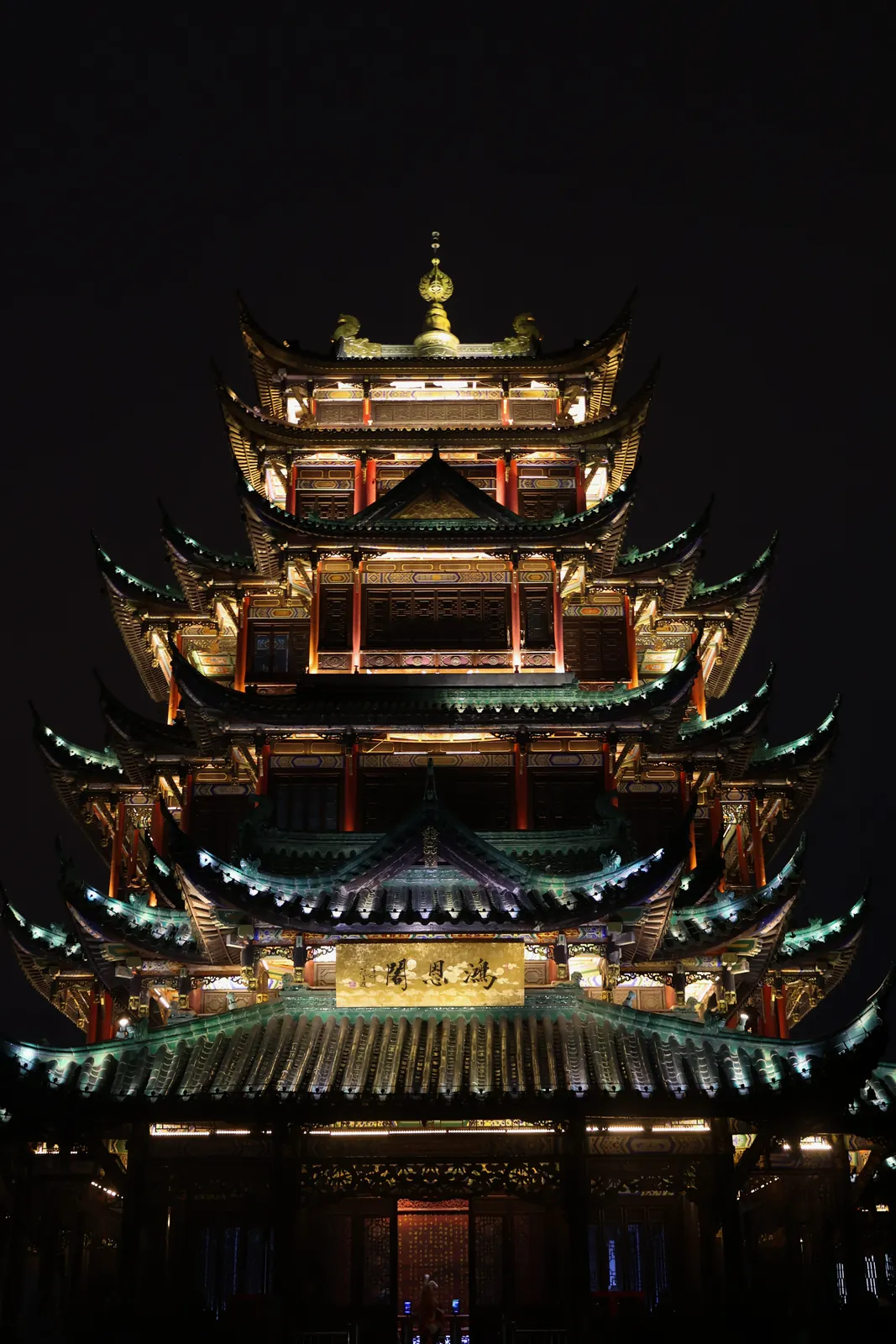 Hong'en Pavilion lit up at night